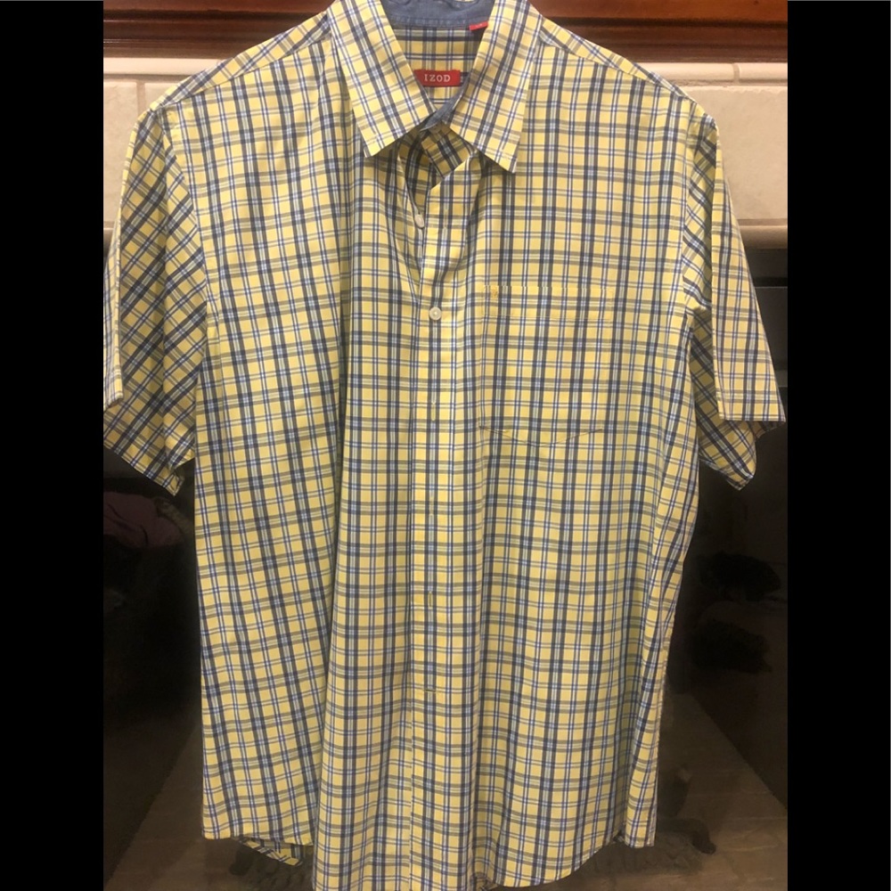 Izod short sleeve button up men’s shirt.